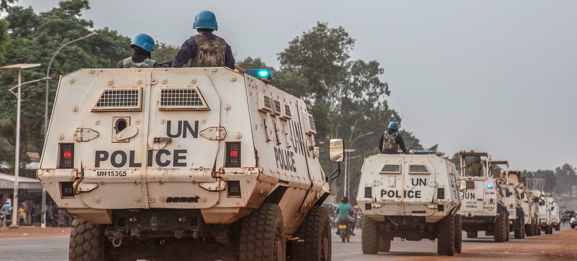 中非稳定团建制维和警察部队在首都班吉和周边地区开展安全巡逻（2020年12月图片）。