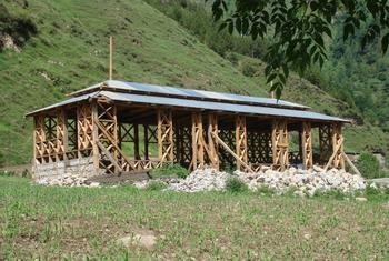 भूकम्प राहत, पुनर्वास और पुनर्निर्माण कार्यक्रम के हिस्से के रूप में धाजी लकड़ी की संरचना का उपयोग.
