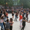 Pessoas dançando em protesto em Santiago, no Chile. Grupo Las Tesis que se especializou em apresentações relâmpagos pelas ruas do país
