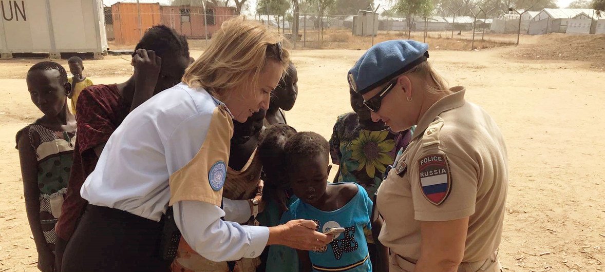 Миротворец ООН Юлия Сафронова (слева) с детьми в Южном Судане
