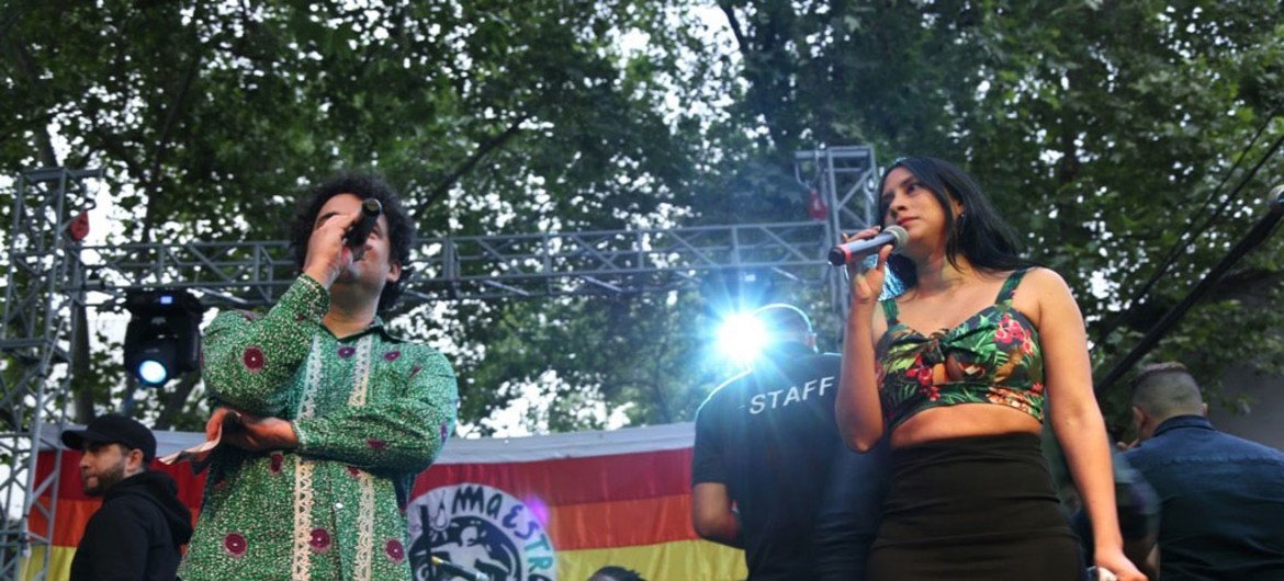 Diana Alexandra Leal presentando durante el evento "Salsa a la Privamera", un festival en Santiago de Chile que promueve la música y la interculturalidad.