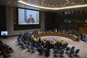 Michelle Bachelet, Haut-Commissaire des Nations Unies aux droits de l'homme (à l'écran), participe au débat du Conseil de sécurité sur la justice transitionnelle. 