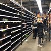 Las estanter'ias de muchos supermercados en la ciudad de Nueva York están vacías después de que la ciudad declarase el estado de emergencia debido al coronavirus y la gente se haya preparado para evitar el coronavirus.