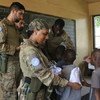 Soldados de manutenção da paz da ONU do contingente português na República Centro-Africana prestam cuidados de saúde a crianças na capital, Bangui