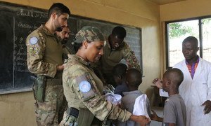 Soldados de manutenção da paz da ONU do contingente português na República Centro-Africana prestam cuidados de saúde a crianças na capital, Bangui