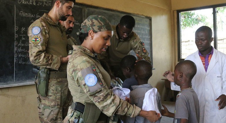 Soldados de manutenção da paz da ONU do contingente português na República Centro-Africana prestam cuidados de saúde a crianças na capital, Bangui