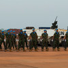 جنود حفظ السلام البرتغاليين التابعين للأمم المتحدة يقفون في تشكيل ’حرس الشرف‘ في قاعدة مينوسكا في بانغي في جمهورية أفريقيا الوسطى.