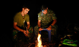 O boina-azul português, Telmo Sentieiro (à esquerda) prepara o jantar com um colega brasileiro nas montanhas do Timor Leste.