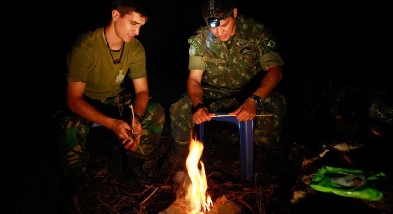 O boina-azul português, Telmo Sentieiro (à esquerda) prepara o jantar com um colega brasileiro nas montanhas do Timor Leste.