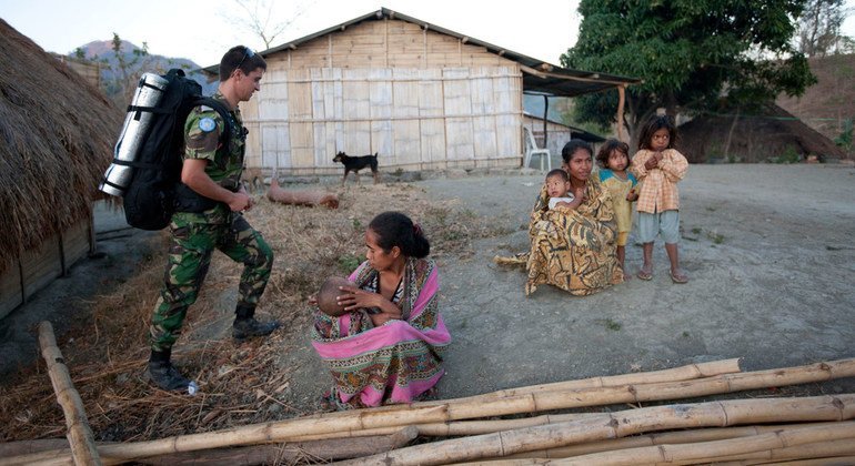 Telmo Sentieiro, um boina-azul português que serve noTimor-Leste, caminha por uma aldeia nas montanhas