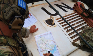 Forças de paz portuguesas da ONU planejam sua rota durante a patrulha na República Centro-Africana