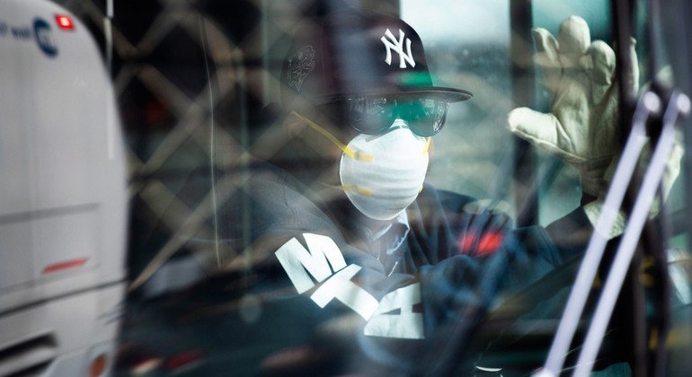 Un conductor de autobús en la ciudad de Nueva York lleva una mascarilla para protegerse del coronavirus
