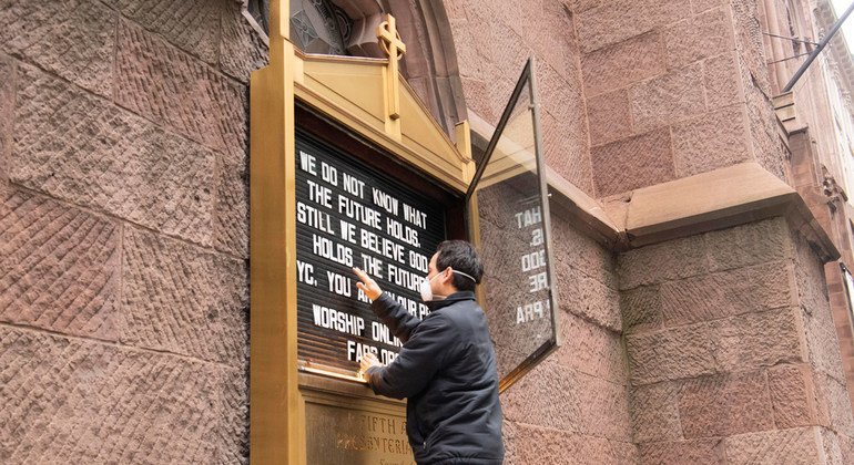 L'église presbytérienne sur la 5e avenue à Manhattan affiche un message d'espoir alors que le coronavirus continue de tuer à New York.