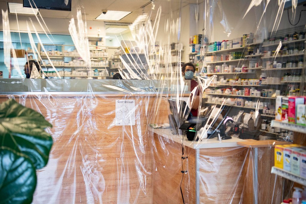 صيدلية في حي إستوريا في كوينز تبيع المعدات الوقائية خلال تفشي فيروس كورونا في مدينة نيويورك