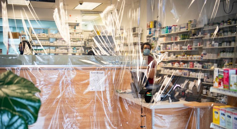 Une pharmacie vue à travers du plastique protecteur, dans le quartier de Queens, à New York, pendant la pandémie de Covid-19 à New York.