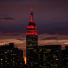 纽约2019冠状病毒病暴发期间，帝国大厦被点亮为红色，以向救急反应人员致敬