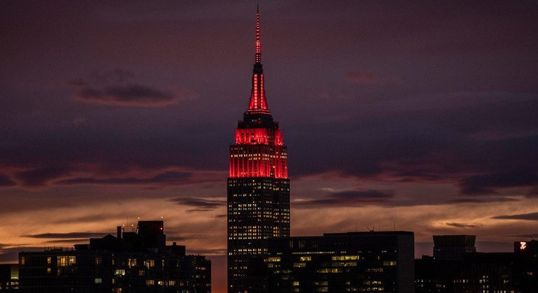 В знак солидарности с врачами и всеми, кто помогает бороться с коронавирусом, знаменитый небоскреб Эмпайр-стейт-билдинг в Нью-Йорке был подсвечен красным.