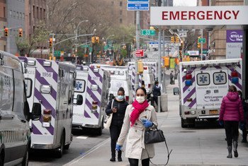 作为2019冠状病毒病应对措施的一部分，救护车在纽约贝尔维尤医院（Bellevue Hospital）外排队等候。