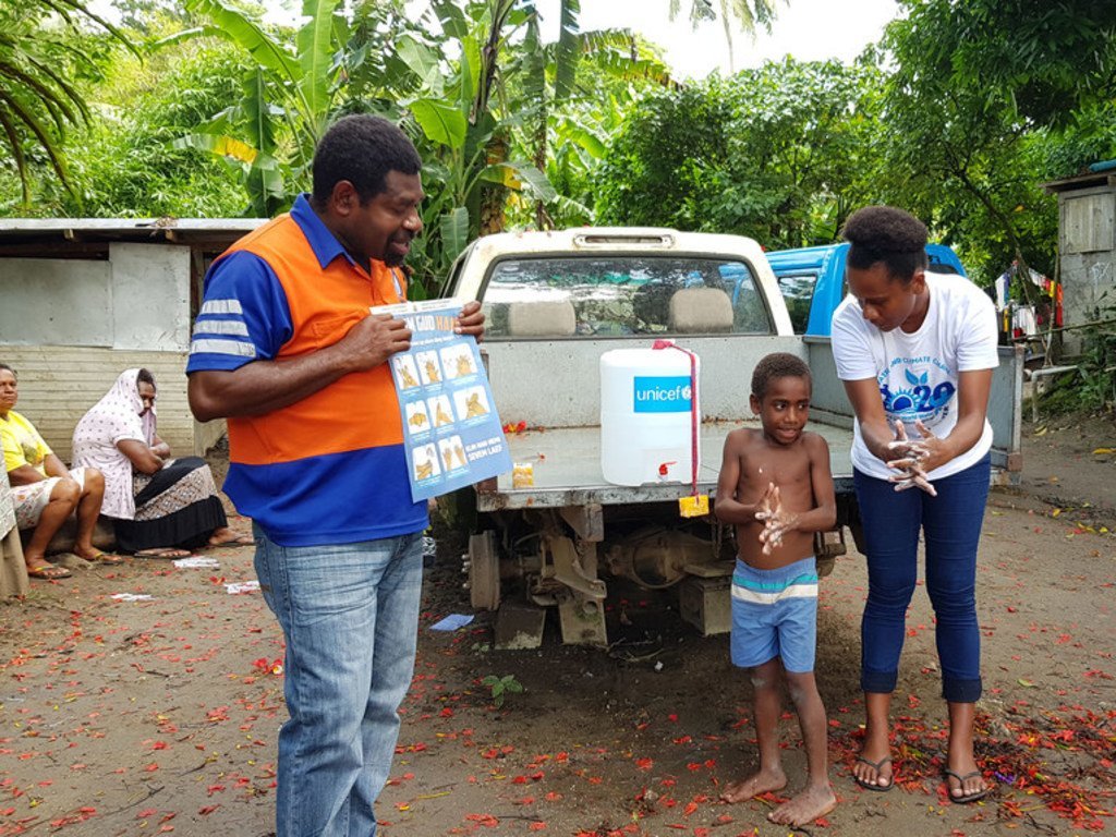 在联合国儿童基金会的帮助，太平洋岛屿瓦努阿图的儿童正在学习如何通过适当的洗手来保护自己免受2019冠状病毒病的侵害。