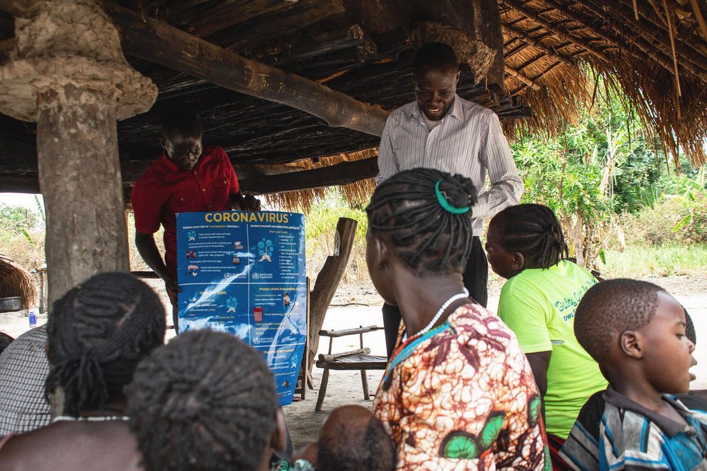 Des villageois du Soudan du Sud apprennent les dangers du coronavirus grâce à une organisation partenaire de l'UNICEF.