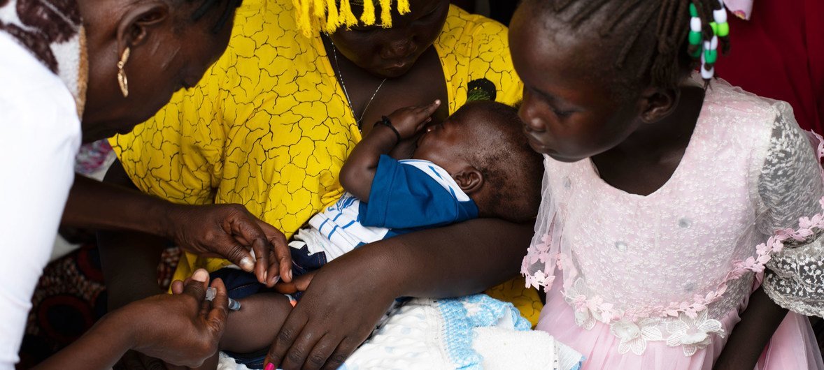 19 साल की एक मां, अपने तीन महीने के बेटे को पोलियो और पेंटा के टीके लगवाने के लिए दक्षिण सूडान की राजधानी जुबा के प्राथमिक स्वास्थ्य देखभाल केंद्र में लाई है. जब वो कुछ बड़ा हो जाएगा, तो वह उसे ख़सरा का टीका भी लगवाएगी.
