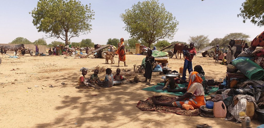 Des réfugiés fuyant la région du Darfour au Soudan s'assoient à l'ombre près de la ville d'Adré, au Tchad (archives).