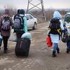 一群逃离乌克兰的妇女抵达摩尔多瓦。