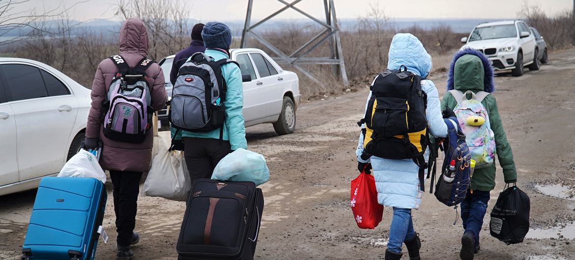 Un grupo de mujeres huye de Ucrania hacia Moldova.