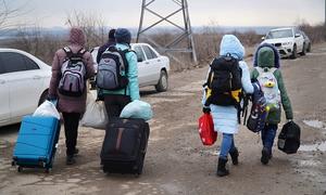 一群逃离乌克兰的妇女抵达摩尔多瓦。