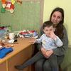 Une mère qui a fui Boutcha avec sa famille est avec son fils dans un refuge à Zakarpattia, en Ukraine.