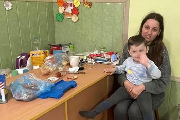 यूक्रेन के बूचा इलाक़े से सुरक्षा की ख़ातिर अपने परिवार के साथ निकली एक महिला, अब ज़करपट्टिया में पनाह लिये हुए.