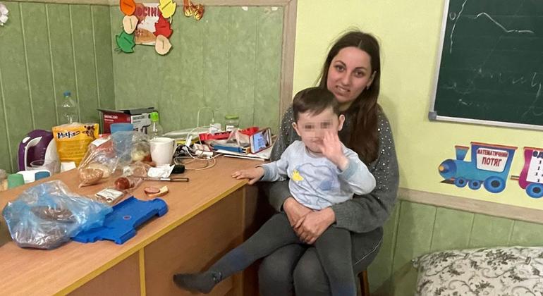 Yuliia, con su hijo en brazos, huyó de Bucha con su familia y ahora se encuentra en un refugio temporal de Transcarpacia, en Ucrania.