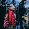 Una familia evacuada de la ciudad de Irpin, en la región ucraniana de Kiev.