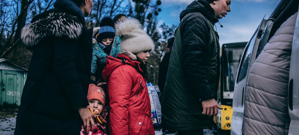 Una familia evacuada de la ciudad de Irpin, en la región ucraniana de Kyiv.