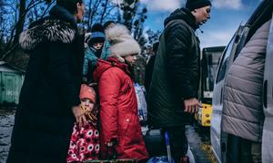 一个家庭从乌克兰基辅地区的伊尔平撤离。