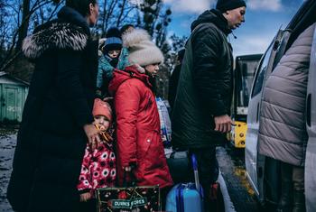 यूक्रेन के कियेफ़ क्षेत्र में इरपिन से एक परिवार का विस्थापन