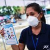 Distribución de consejos de salud mental a los niños y las familias de la comunidad de Rongwai en Bangkok (Tailandia), durante la pandemia de coronavirus.