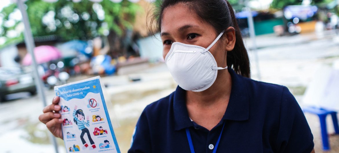 Distribución de consejos de salud mental a los niños y las familias de la comunidad de Rongwai en Bangkok (Tailandia), durante la pandemia de coronavirus.