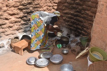 Mke wa Bwana Sawadogo akiandaa chakula baada ya kupata mgao kutoka WFP huko Kaya, nchini Burkina Faso.