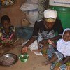 Une famille à Kaya, dans la province de Sanmatenga, au Burkina Faso, partage un repas après avoir reçu des rations du Programme alimentaire mondial (PAM).