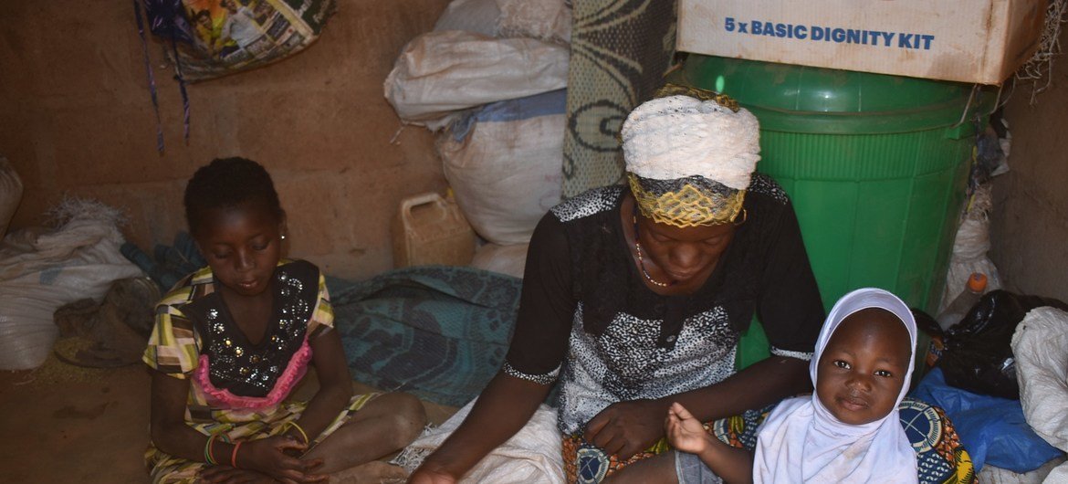 Família no Burkina Fasso, onde centenas de milhares de pessoas enfrentam insegurança alimentar