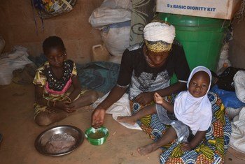 Familia eneo   la Kaya jimbo la Sanmatenge nchini Burkina Faso ikipata mlo baada ya kupokea mgao kutoka WFP.