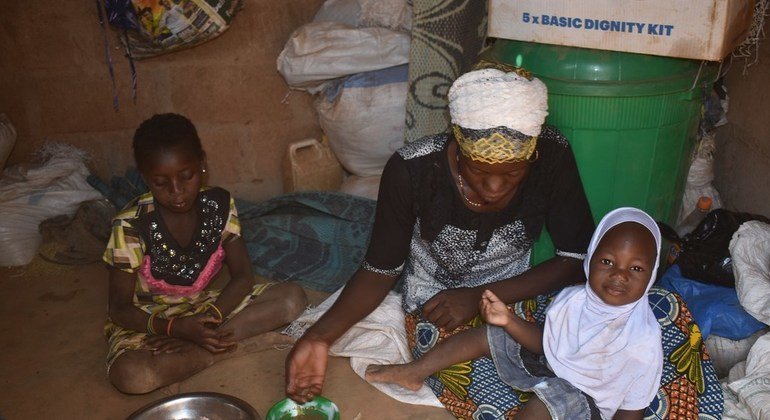 Une famille à Kaya, dans la province de Sanmatenga, au Burkina Faso, partage un repas après avoir reçu des rations du PAM.
