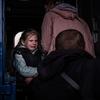 En Kharkiv (Ucrania) una niña llora mientras se despide de su padre al subir a un tren especial de evacuación con su hermano y su madre.