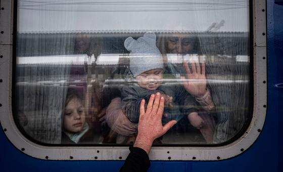 Мужчина прощается с семьей, покидающей Харьков.  