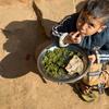 صبي صغير، مستفيد من خطة التغذية التي توفرها اليونيسف، يأكل الخبز والخضروات.