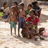 Une mère et ses quatre enfants souffrent de malnutrition dans le sud de Madagascar.