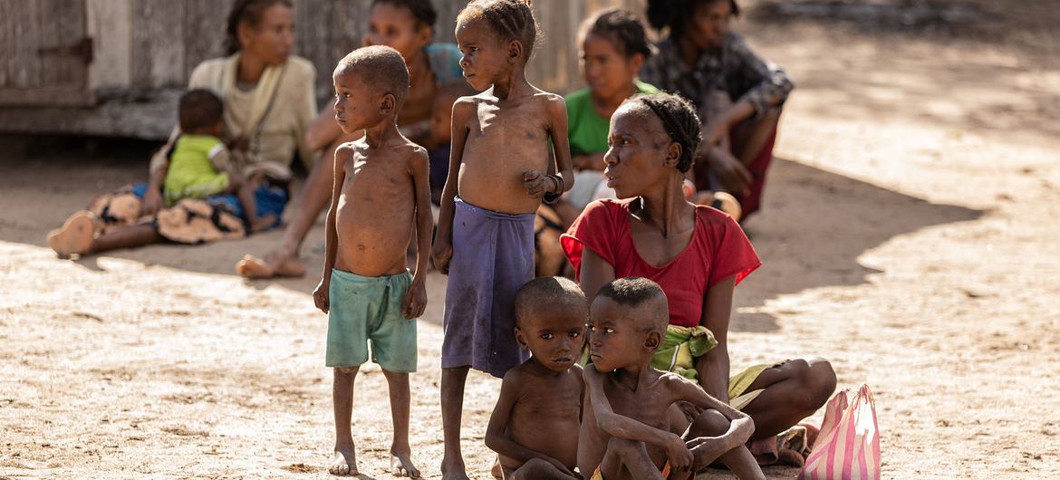 Una madre y sus cuatro hijos se encuentran entre las decenas de miles de personas que sufren desnutrición en el sur de Madagascar.
