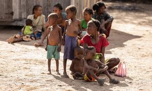 Une mère et ses quatre enfants souffrent de malnutrition dans le sud de Madagascar.