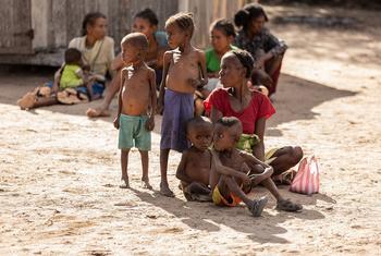 मैडागास्कर के दक्षिणी इलाक़े में कुपोषण का शिकार एक माँ अपने बच्चों के साथ.